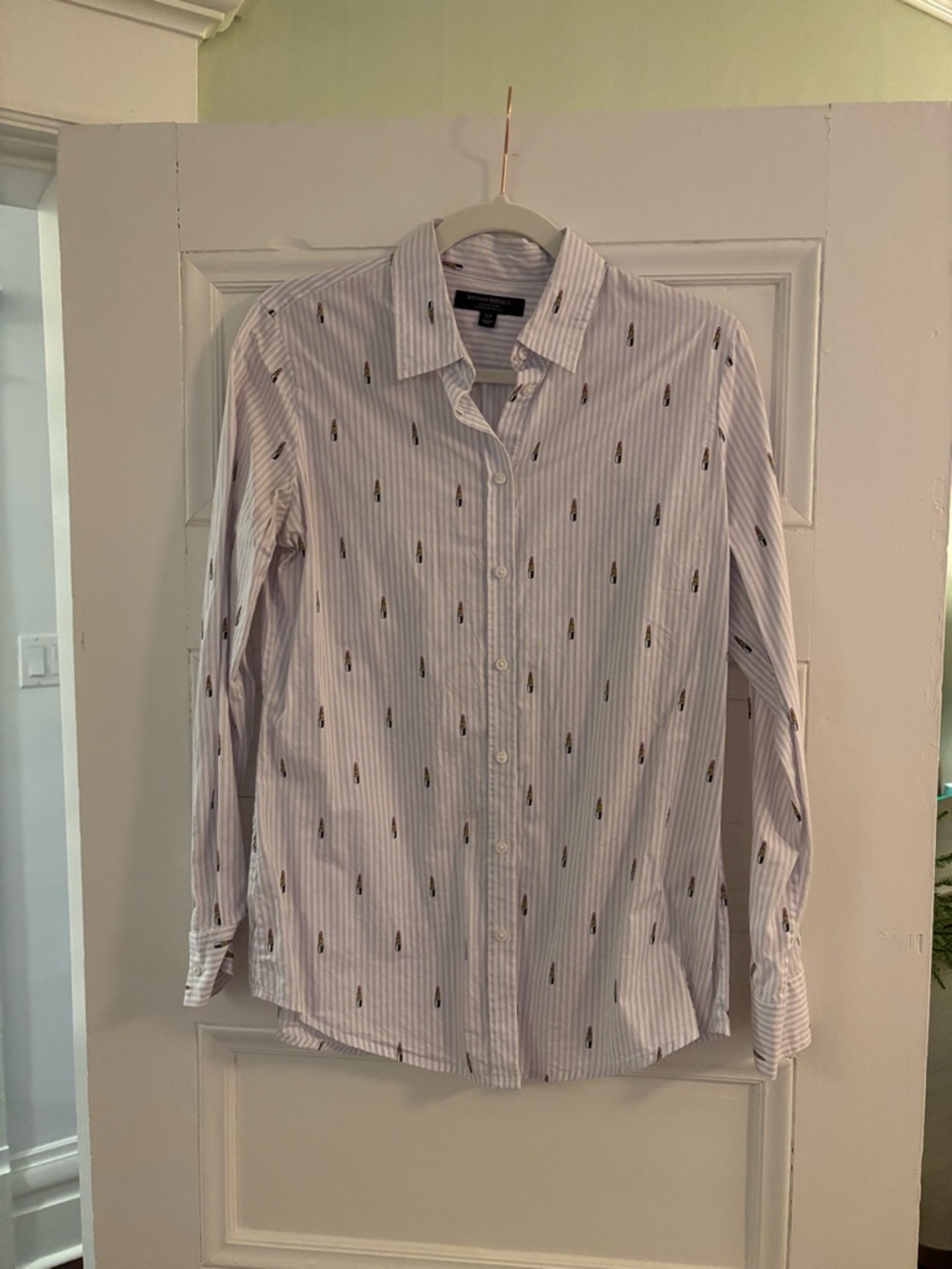 Banana Republic Women’s shirt with lipstick print